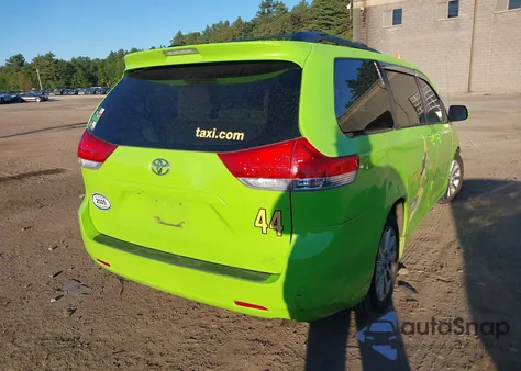 2011 Toyota Sienna Le z USA, uszkodzony, nr VIN 5TDJK3DC8BS024471